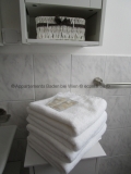 badzimmer-mit-handtuch-mieten-baden