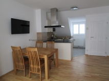 3b-essen-kueche-und-fernseher-ferienwohnung-baden