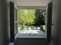 3a-zimmer-mieten-baden-blick-aus-fenster